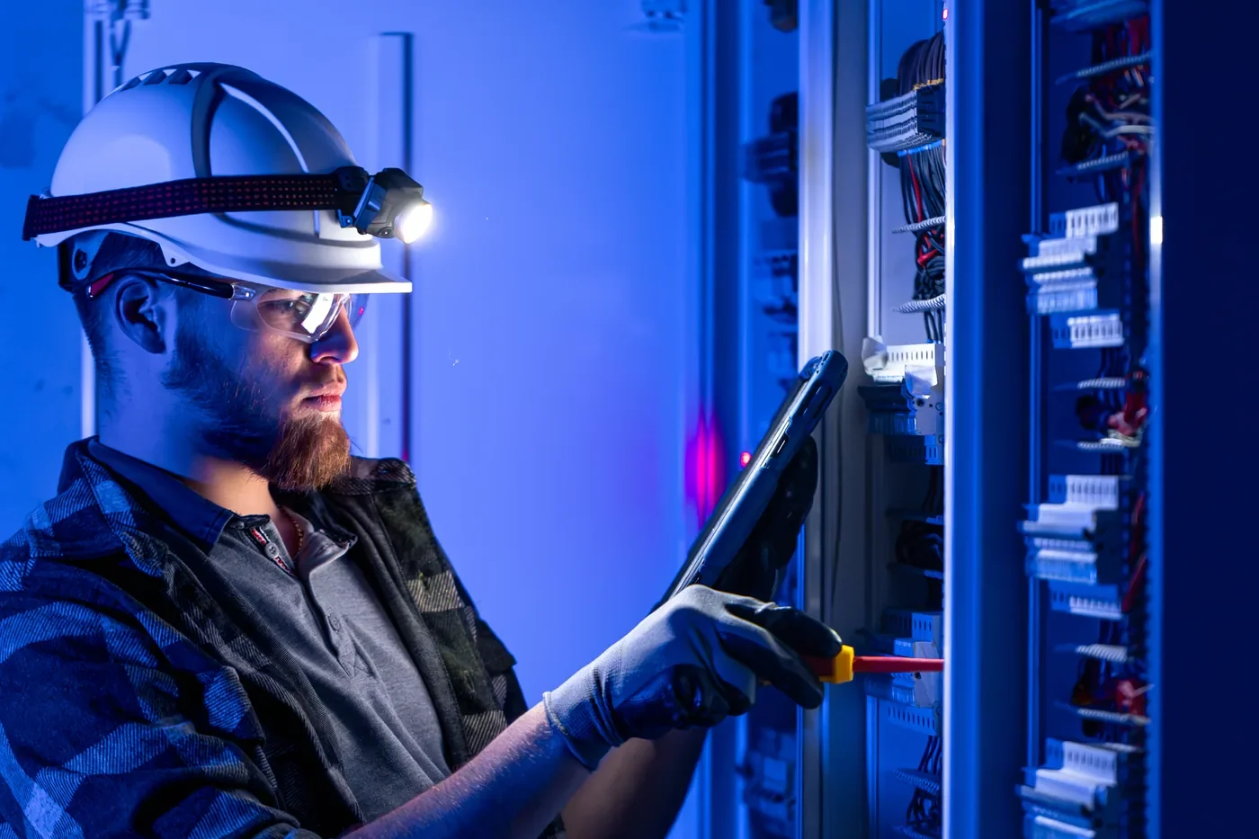 Técnico especialista en ascensores trabajando en instalación en Mos