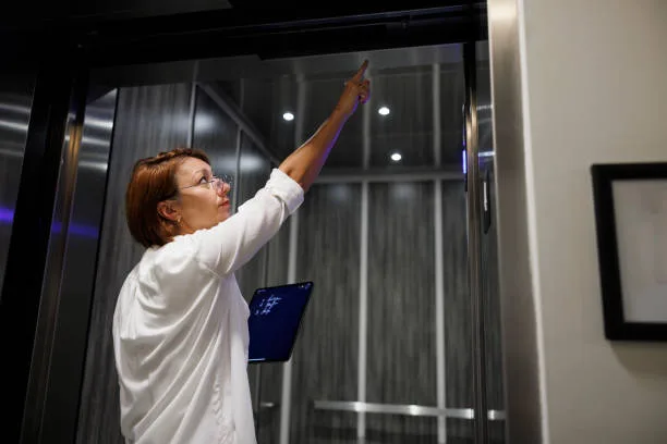 Rehabilitación e instalación de ascensor en edificio antiguo en Vigo